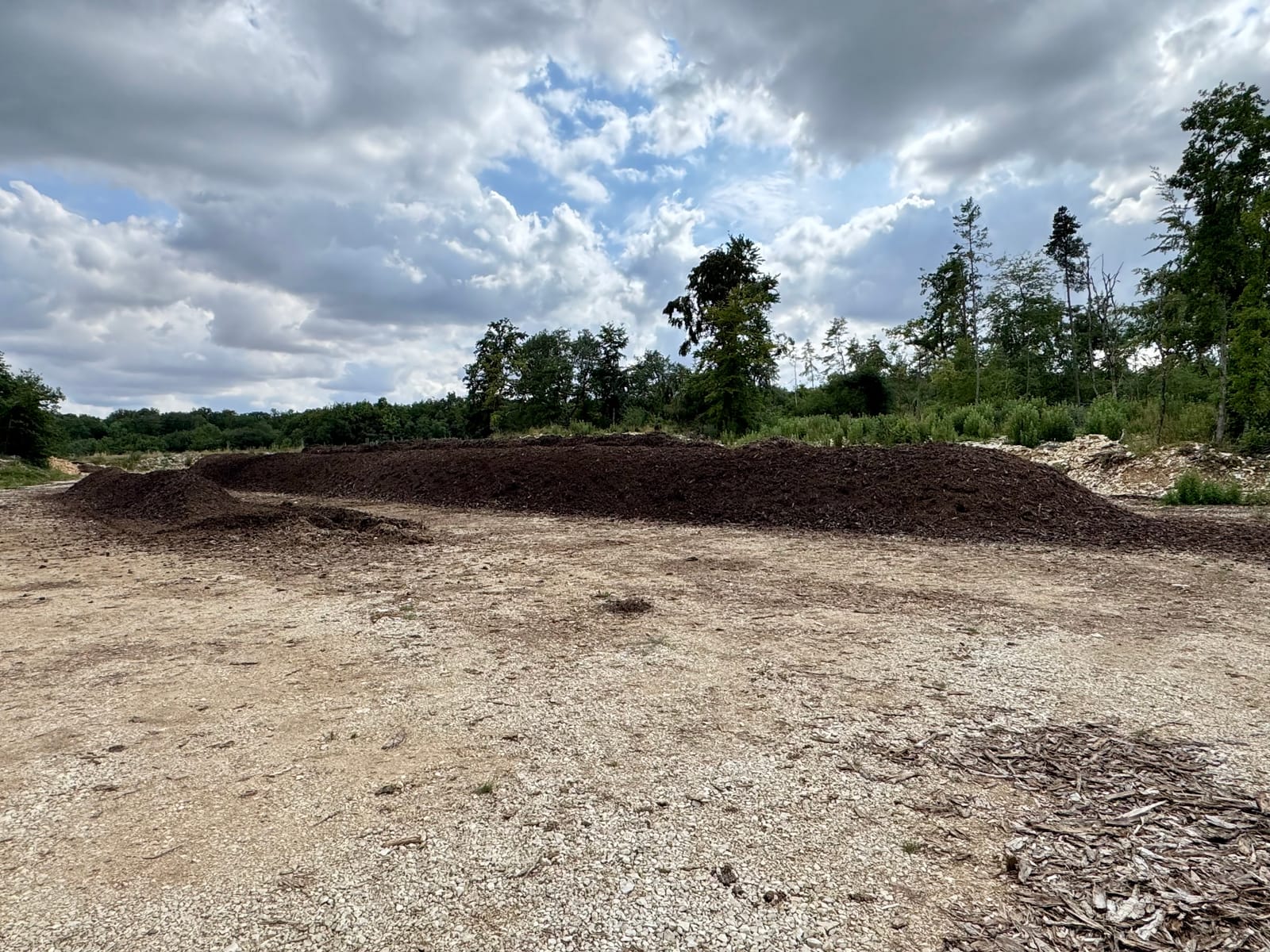 Tas de compost en vrac prêt pour la livraison ou l'enlèvement sur place